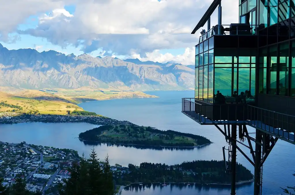 New Zealand landscape near Draelmont Royalstay casino hotel