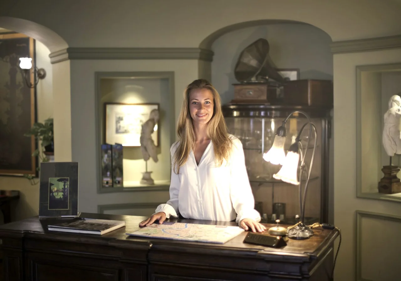 Elena V., Concierge